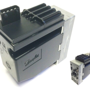 157B4735 Mähis 11-32V, probo ( PVEA 12/24V ) AMP pistik